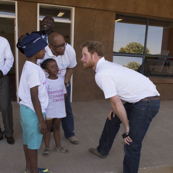 Le prince Harry le 26 novembre 2015 lors de sa visite au foyer pour enfants Mamohato de l'association Sentebale, au Lésotho.