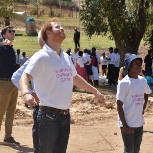 Le prince Harry le 26 novembre 2015 lors de sa visite au foyer pour enfants Mamohato de l'association Sentebale, au Lésotho.