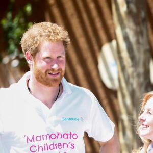 Le prince Harry le 26 novembre 2015 lors de sa visite au foyer pour enfants Mamohato de l'association Sentebale, au Lésotho.