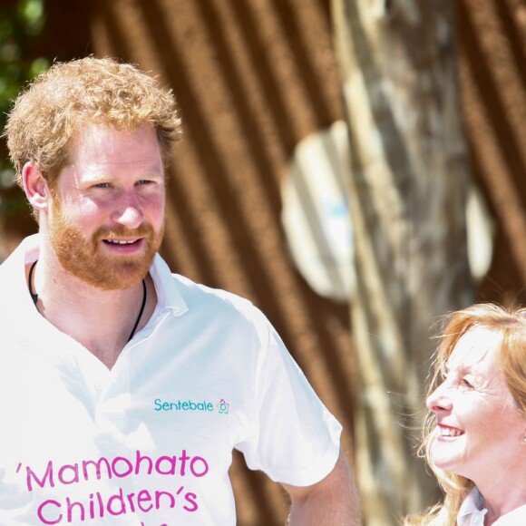 Le prince Harry le 26 novembre 2015 lors de sa visite au foyer pour enfants Mamohato de l'association Sentebale, au Lésotho.