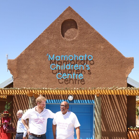 Le prince Harry le 26 novembre 2015 lors de sa visite au foyer pour enfants Mamohato de l'association Sentebale, au Lésotho.