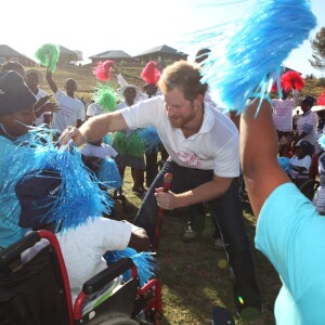 Le prince Harry le 26 novembre 2015 lors de sa visite au foyer pour enfants Mamohato de l'association Sentebale, au Lésotho.