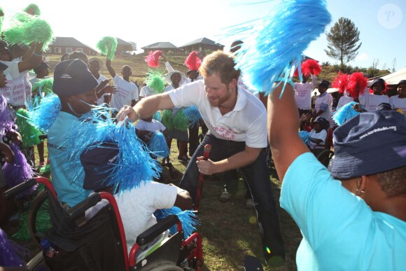 Le prince Harry le 26 novembre 2015 lors de sa visite au foyer pour enfants Mamohato de l'association Sentebale, au Lésotho.