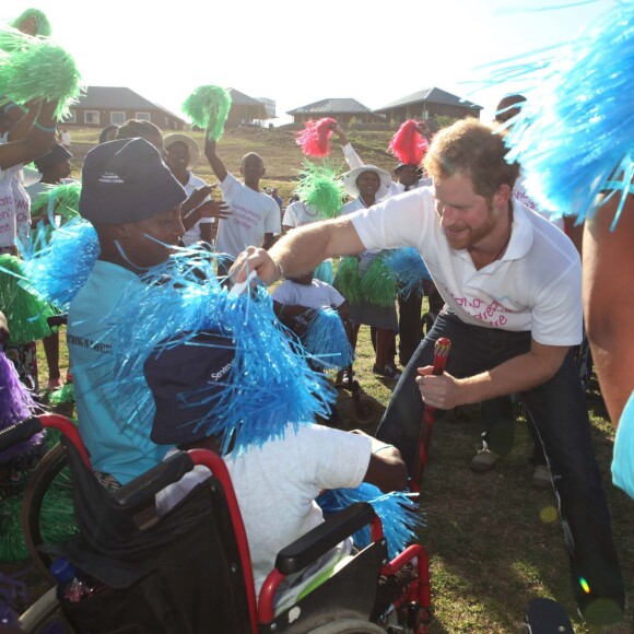 Le prince Harry le 26 novembre 2015 lors de sa visite au foyer pour enfants Mamohato de l'association Sentebale, au Lésotho.