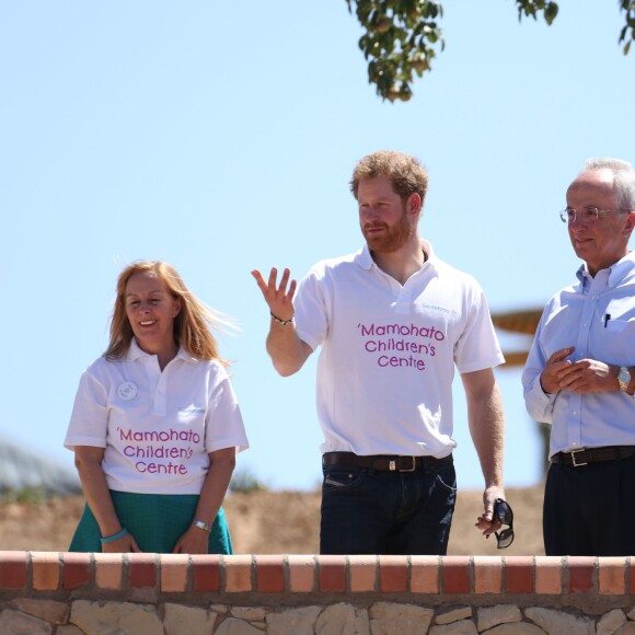 Le prince Harry le 26 novembre 2015 lors de sa visite au foyer pour enfants Mamohato de l'association Sentebale, au Lésotho.