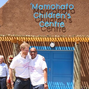 Le prince Harry avec le prince Seeiso le 26 novembre 2015 lors de sa visite au foyer pour enfants Mamohato de l'association Sentebale, au Lésotho.
