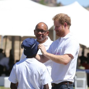 Le prince Harry avec le prince Seeiso et le jeune Mutsu Potsane, 15 ans, qu'il a connu lorsqu'il avait 4 ans en 2004, le 26 novembre 2015 lors de sa visite au foyer pour enfants Mamohato de l'association Sentebale, au Lésotho.