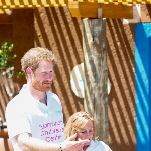 Le prince Harry le 26 novembre 2015 lors de sa visite au foyer pour enfants Mamohato de l'association Sentebale, au Lésotho.