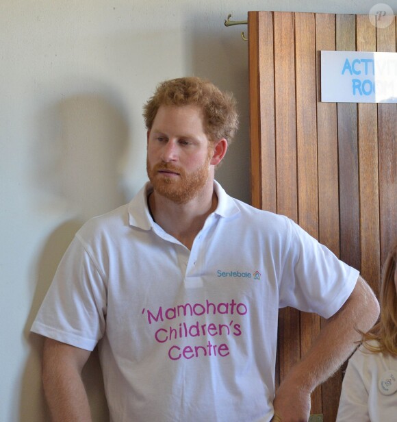 Le prince Harry le 26 novembre 2015 lors de sa visite au foyer pour enfants Mamohato de l'association Sentebale, au Lésotho.