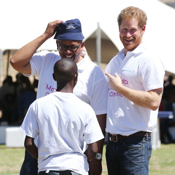 Le prince Harry avec le prince Seeiso et le jeune Mutsu Potsane, 15 ans, qu'il a connu lorsqu'il avait 4 ans en 2004, le 26 novembre 2015 lors de sa visite au foyer pour enfants Mamohato de l'association Sentebale, au Lésotho.