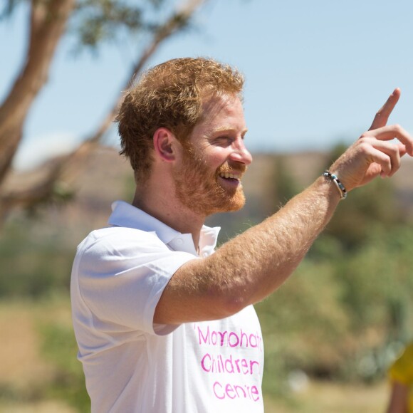 Le prince Harry en visite au foyer pour enfants Mamohato à Maseru, au Lesotho, le 26 novembre 2015