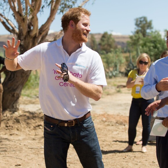 Le prince Harry en visite au foyer pour enfants Mamohato à Maseru, au Lesotho, le 26 novembre 2015