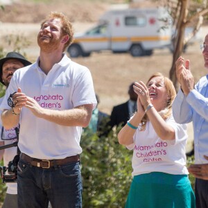 Le prince Harry en visite au foyer pour enfants Mamohato à Maseru, au Lesotho, le 26 novembre 2015