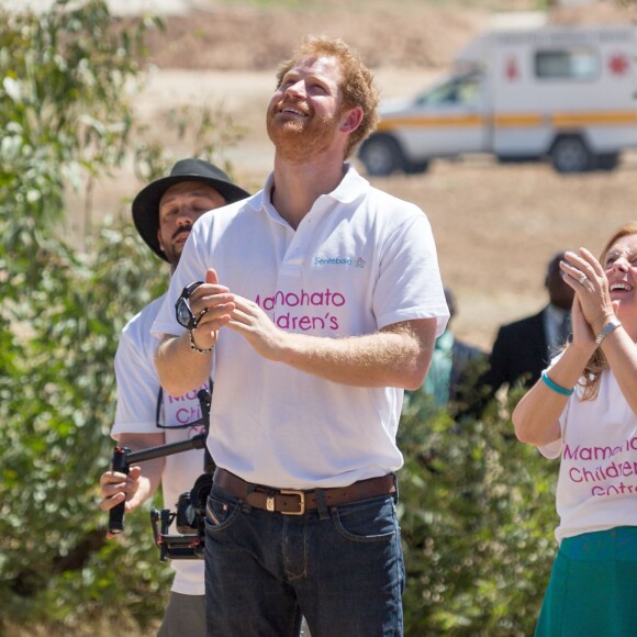 Le prince Harry en visite au foyer pour enfants Mamohato à Maseru, au Lesotho, le 26 novembre 2015