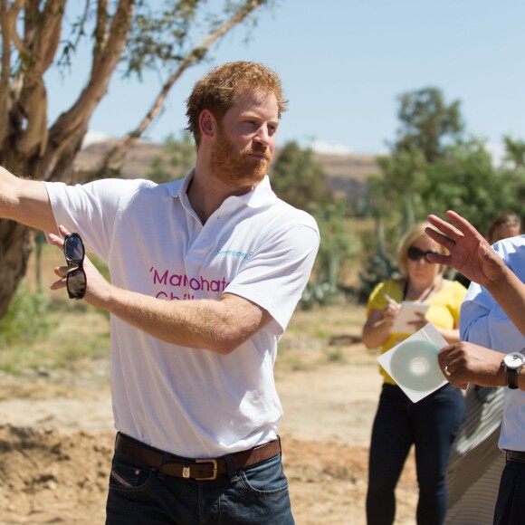 Le prince Harry en visite au foyer pour enfants Mamohato à Maseru, au Lesotho, le 26 novembre 2015