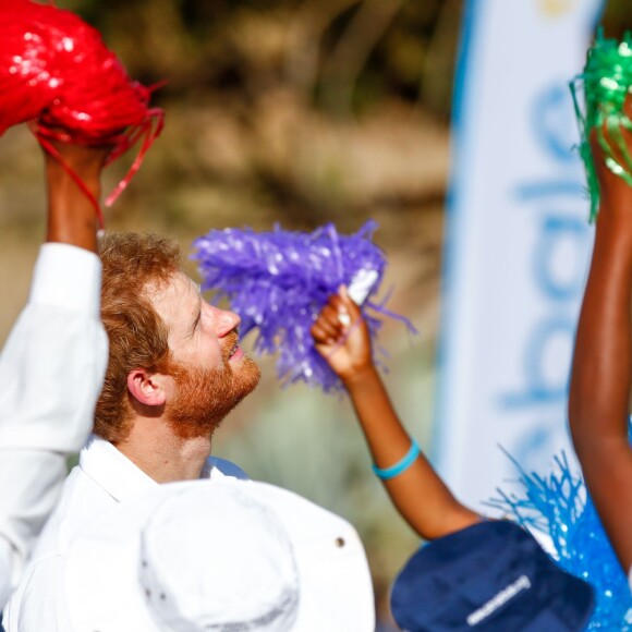 Le prince Harry en visite au foyer pour enfants Mamohato à Maseru, au Lesotho, le 26 novembre 2015