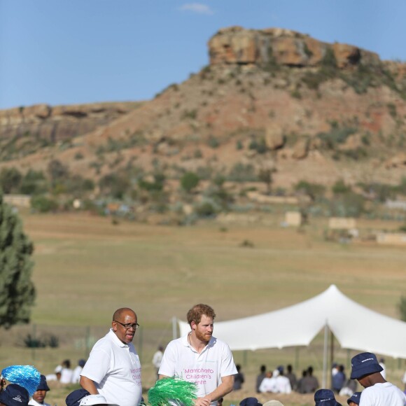 Le prince Harry en visite au foyer pour enfants Mamohato à Maseru, au Lesotho, le 26 novembre 2015