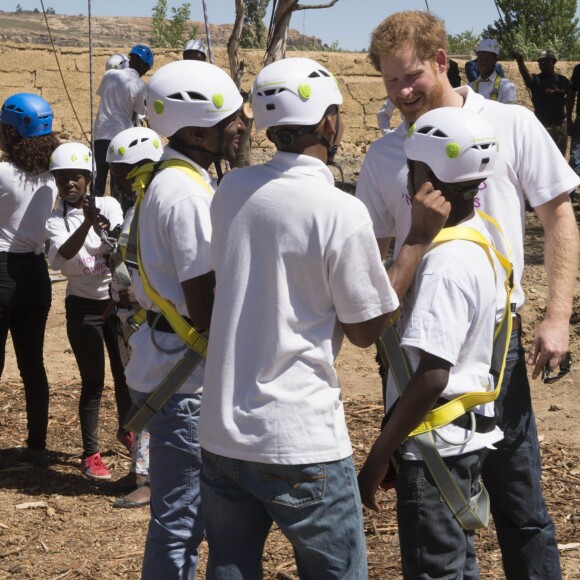 Le prince Harry en visite au foyer pour enfants Mamohato à Maseru, au Lesotho, le 26 novembre 2015