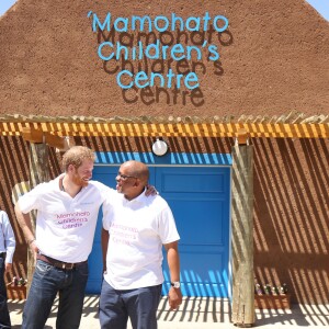 Le prince Harry le 26 novembre 2015 lors de sa visite au foyer pour enfants Mamohato de l'association Sentebale, au Lésotho.