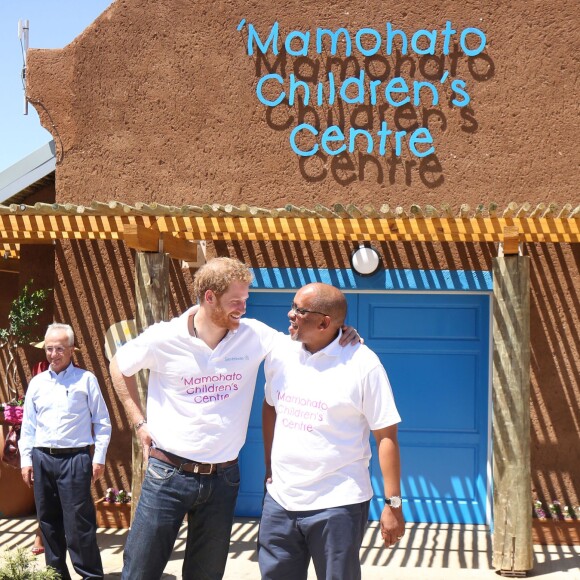 Le prince Harry le 26 novembre 2015 lors de sa visite au foyer pour enfants Mamohato de l'association Sentebale, au Lésotho.