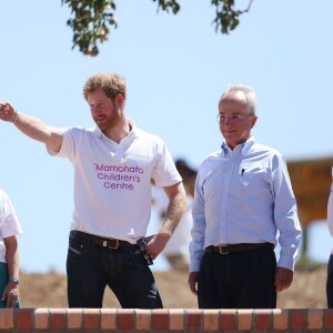 Le prince Harry en visite au foyer pour enfants Mamohato à Maseru, au Lesotho, le 26 novembre 2015