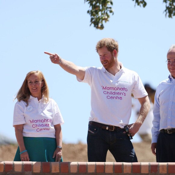 Le prince Harry en visite au foyer pour enfants Mamohato à Maseru, au Lesotho, le 26 novembre 2015