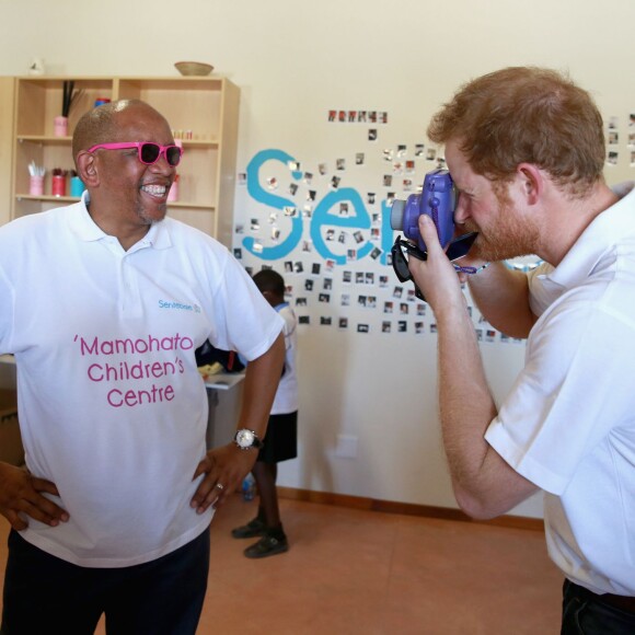 Le prince Harry en visite au foyer pour enfants Mamohato à Maseru, au Lesotho, le 26 novembre 2015