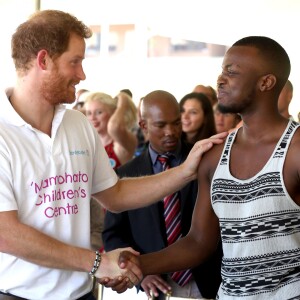 Le prince Harry en visite au foyer pour enfants Mamohato à Maseru, au Lesotho, le 26 novembre 2015