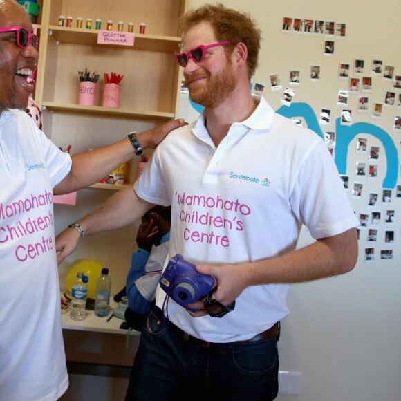 Le prince Harry en visite au foyer pour enfants Mamohato à Maseru, au Lesotho, le 26 novembre 2015