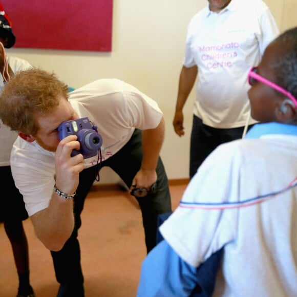 Le prince Harry en visite au foyer pour enfants Mamohato à Maseru, au Lesotho, le 26 novembre 2015