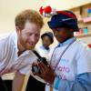 Le prince Harry en visite au foyer pour enfants Mamohato à Maseru, au Lesotho, le 26 novembre 2015