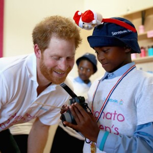 Le prince Harry en visite au foyer pour enfants Mamohato à Maseru, au Lesotho, le 26 novembre 2015