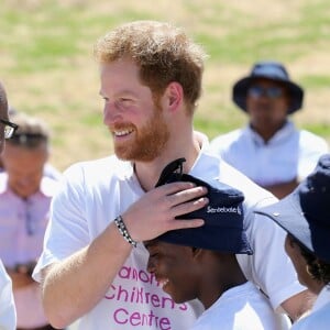 Le prince Harry a retrouvé avec émotion son jeune ami Mutsu Potsane, 15 ans, qu'il a connu lorsqu'il avait 4 ans en 2004, le 26 novembre 2015 lors de sa visite au foyer pour enfants Mamohato de l'association Sentebale, au Lésotho.