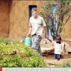 Le prince Harry plantant un pêcher au Lesotho avec le jeune Mutsu Potsane, alors âgé de 4 ans, lors de leur première rencontre, en mars 2004. Au fil des ans, leur amitié a perduré au gré des visites du prince britannique.