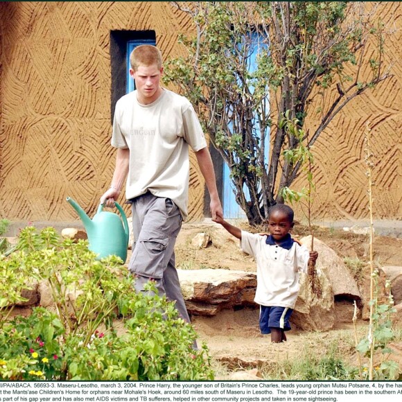 Le prince Harry plantant un pêcher au Lesotho avec le jeune Mutsu Potsane, alors âgé de 4 ans, lors de leur première rencontre, en mars 2004. Au fil des ans, leur amitié a perduré au gré des visites du prince britannique.