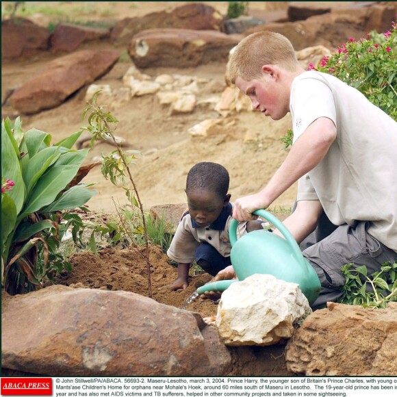 Le prince Harry plantant un pêcher au Lesotho avec le jeune Mutsu Potsane, alors âgé de 4 ans, lors de leur première rencontre, en mars 2004. Au fil des ans, leur amitié a perduré au gré des visites du prince britannique.