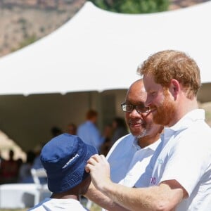 Le prince Harry a retrouvé avec émotion son jeune ami Mutsu Potsane, 15 ans, qu'il a connu lorsqu'il avait 4 ans en 2004, le 26 novembre 2015 lors de sa visite au foyer pour enfants Mamohato de l'association Sentebale, au Lésotho.