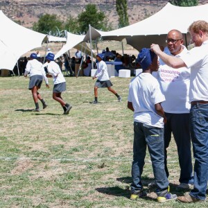 Le prince Harry avec le prince Seeiso et le jeune Mutsu Potsane, 15 ans, qu'il a connu lorsqu'il avait 4 ans en 2004, le 26 novembre 2015 lors de sa visite au foyer pour enfants Mamohato de l'association Sentebale, au Lésotho.