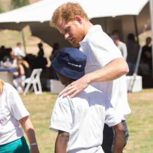 Le prince Harry a retrouvé avec émotion son jeune ami Mutsu Potsane, 15 ans, qu'il a connu lorsqu'il avait 4 ans en 2004, le 26 novembre 2015 lors de sa visite au foyer pour enfants Mamohato de l'association Sentebale, au Lésotho.