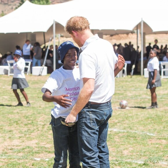 Le prince Harry a retrouvé avec émotion son jeune ami Mutsu Potsane, 15 ans, qu'il a connu lorsqu'il avait 4 ans en 2004, le 26 novembre 2015 lors de sa visite au foyer pour enfants Mamohato de l'association Sentebale, au Lésotho.