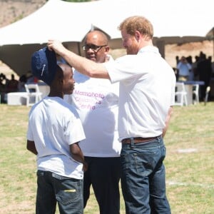 Le prince Harry a retrouvé avec émotion son jeune ami Mutsu Potsane, 15 ans, qu'il a connu lorsqu'il avait 4 ans en 2004, le 26 novembre 2015 lors de sa visite au foyer pour enfants Mamohato de l'association Sentebale, au Lésotho.