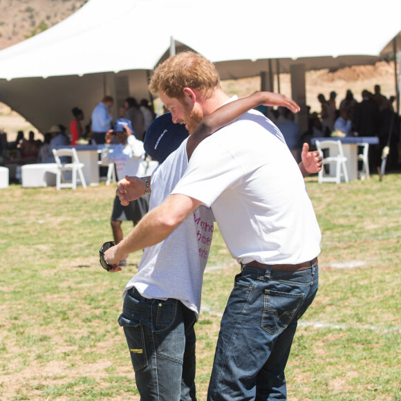 Le prince Harry a retrouvé avec émotion son jeune ami Mutsu Potsane, 15 ans, qu'il a connu lorsqu'il avait 4 ans en 2004, le 26 novembre 2015 lors de sa visite au foyer pour enfants Mamohato de l'association Sentebale, au Lésotho.
