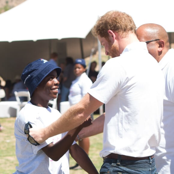 Le prince Harry a retrouvé avec émotion son jeune ami Mutsu Potsane, 15 ans, qu'il a connu lorsqu'il avait 4 ans en 2004, le 26 novembre 2015 lors de sa visite au foyer pour enfants Mamohato de l'association Sentebale, au Lésotho.