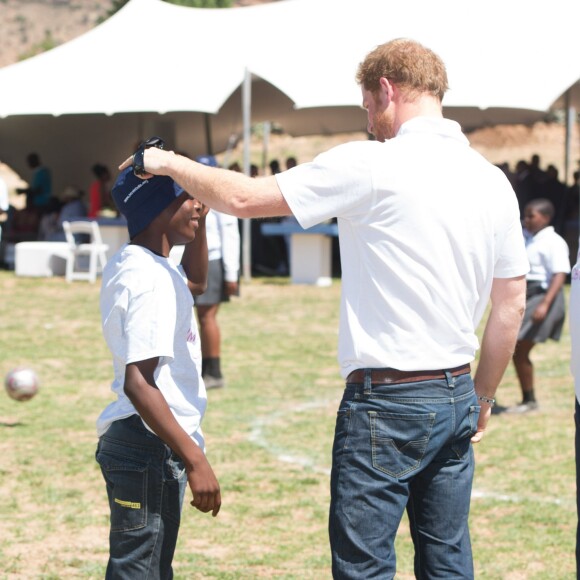 Le prince Harry a retrouvé avec émotion son jeune ami Mutsu Potsane, 15 ans, qu'il a connu lorsqu'il avait 4 ans en 2004, le 26 novembre 2015 lors de sa visite au foyer pour enfants Mamohato de l'association Sentebale, au Lésotho.