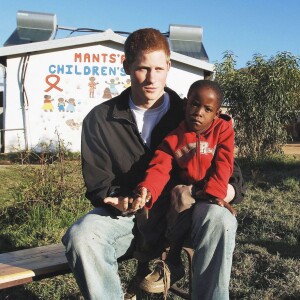 Le prince Harry avec Mutsu Potsane, alors âgé de 6 ans, en avril 2006 au foyer pour enfants Mants'ase au Lesotho.