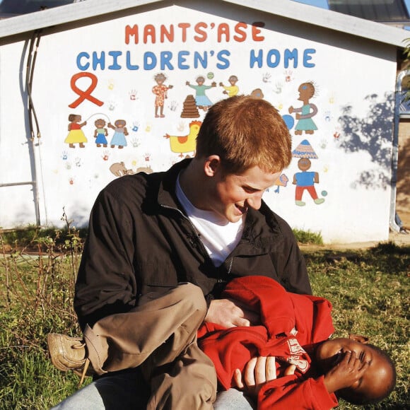 Le prince Harry avec Mutsu Potsane, alors âgé de 6 ans, en avril 2006 au foyer pour enfants Mants'ase au Lesotho.