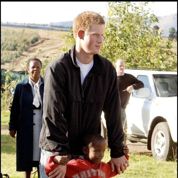Le prince Harry avec Mutsu Potsane, alors âgé de 6 ans, en avril 2006 au foyer pour enfants Mants'ase au Lesotho.
