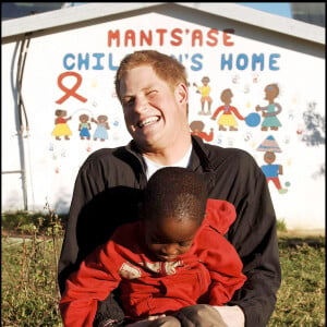 Le prince Harry avec Mutsu Potsane, alors âgé de 6 ans, en avril 2006 au foyer pour enfants Mants'ase au Lesotho.