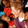 Le prince Harry avec Mutsu Potsane, alors âgé de 6 ans, en avril 2006 au foyer pour enfants Mants'ase au Lesotho.