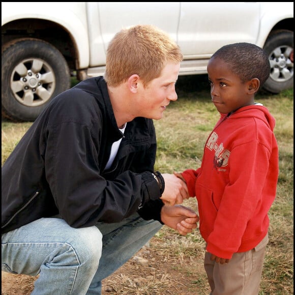 Le prince Harry avec Mutsu Potsane, alors âgé de 6 ans, en avril 2006 au foyer pour enfants Mants'ase au Lesotho.